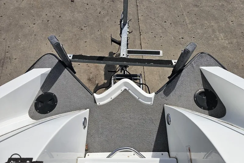 Slide: The Image of 2014 Caravelle 247 UU Razor E-Toon boat trailer view from above. - 76