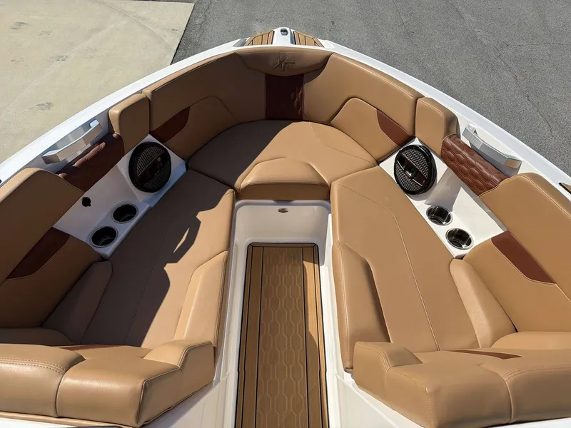 Slide: The Image of MasterCraft XT23 2023 - 19