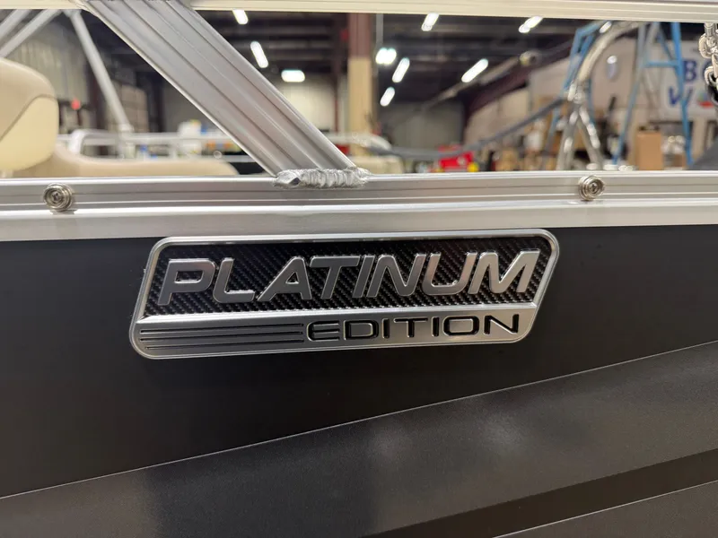 Slide: The Image of 2025 Tahoe Sport VRB 2385 Platinum Edition boat detail. - 39