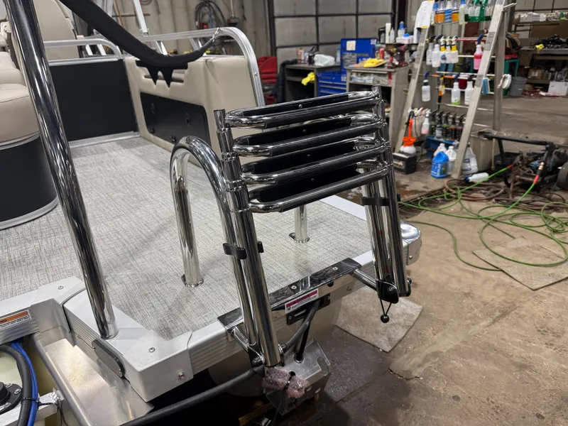 Slide: The Image of 2025 Tahoe Sport VRB 2385 boat with stainless steel ladder. - 42