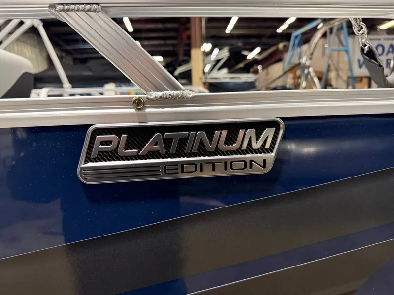 Slide: The Image of 2025 Tahoe Sport VRB 2385 Platinum Edition boat detail. - 41