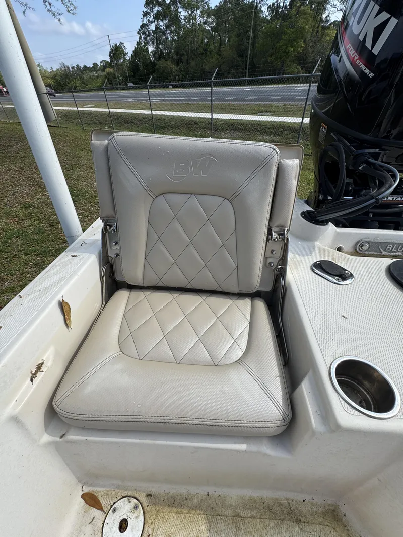 Slide: The Image of Seat on a 2020 Blue Wave 2200 PureBay boat. - 27