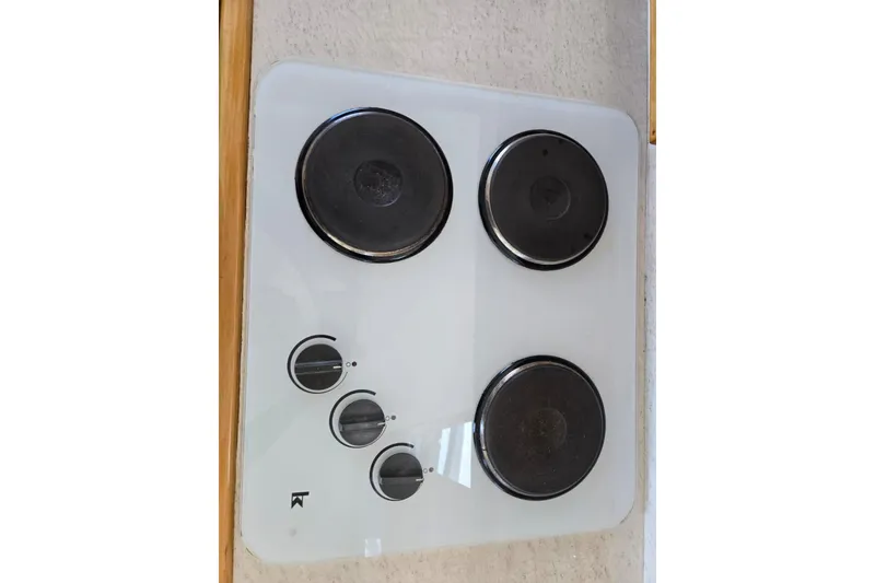 Slide: The Image of Electric stovetop with four burners and three control knobs, Navigator 5600, 1994 model. - 18