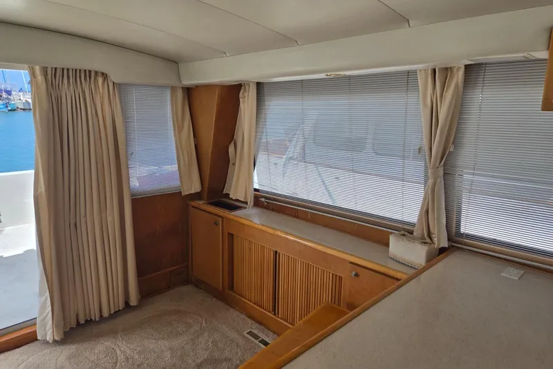 Slide: The Image of Interior of 1994 Navigator 5600 yacht with large windows and beige curtains. - 41
