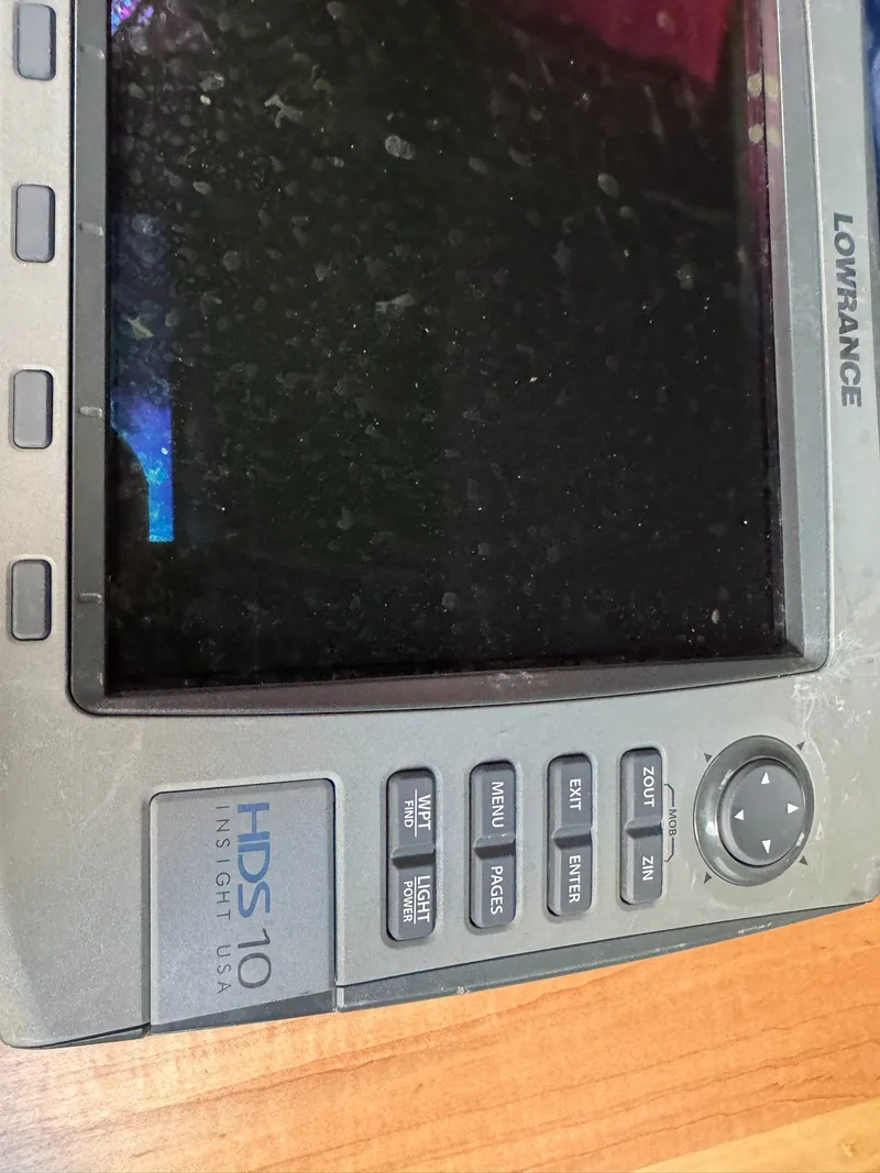 Slide: The Image of Lowrance HDS 10 fishfinder on MirroCraft 1686, year 2024. - 14