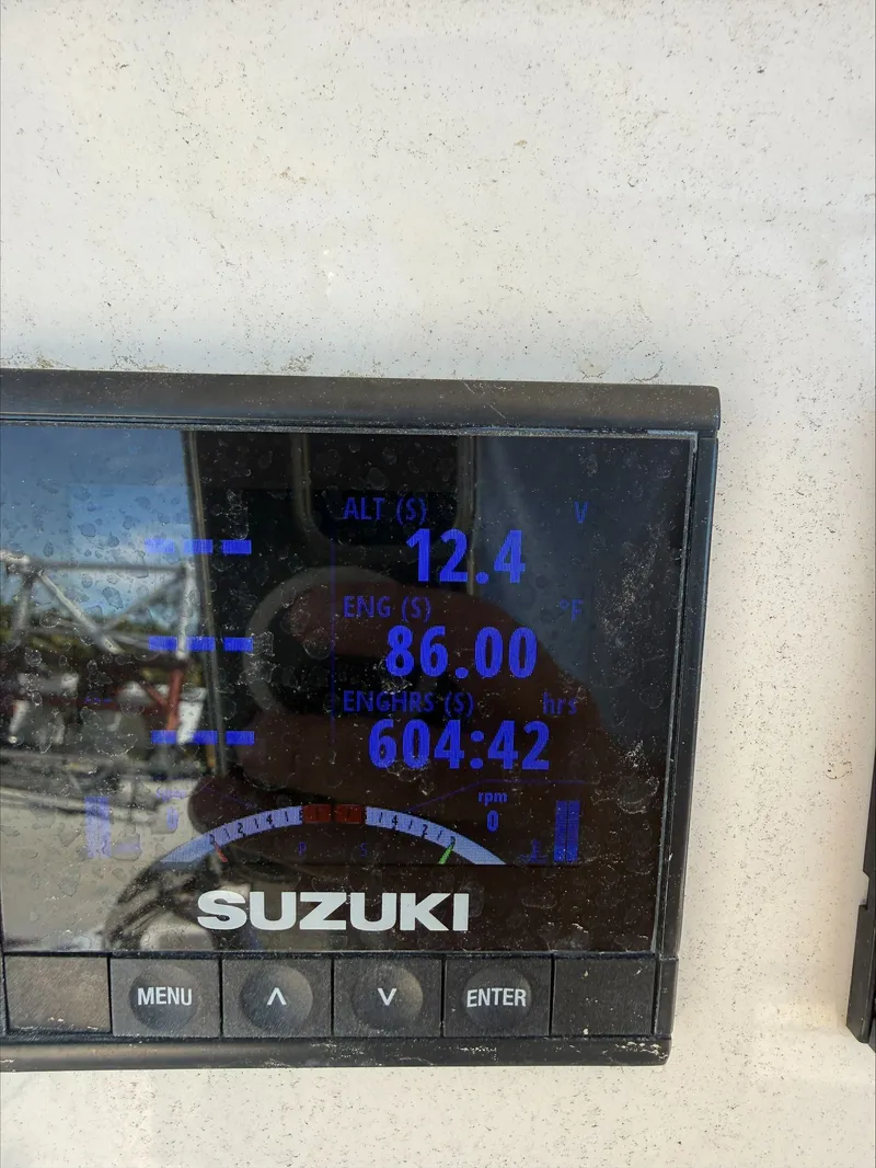 Slide: The Image of Suzuki display on Sea Chaser 24 HFC boat, showing 604 hours. - 7