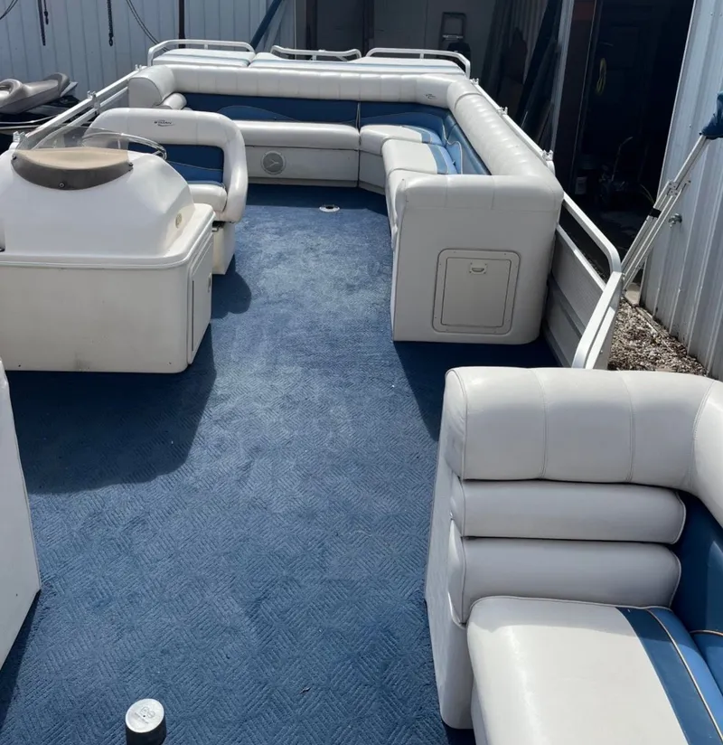 Slide: The Image of Interior of a 2001 Sylvan 8526 Capri pontoon boat. - 10