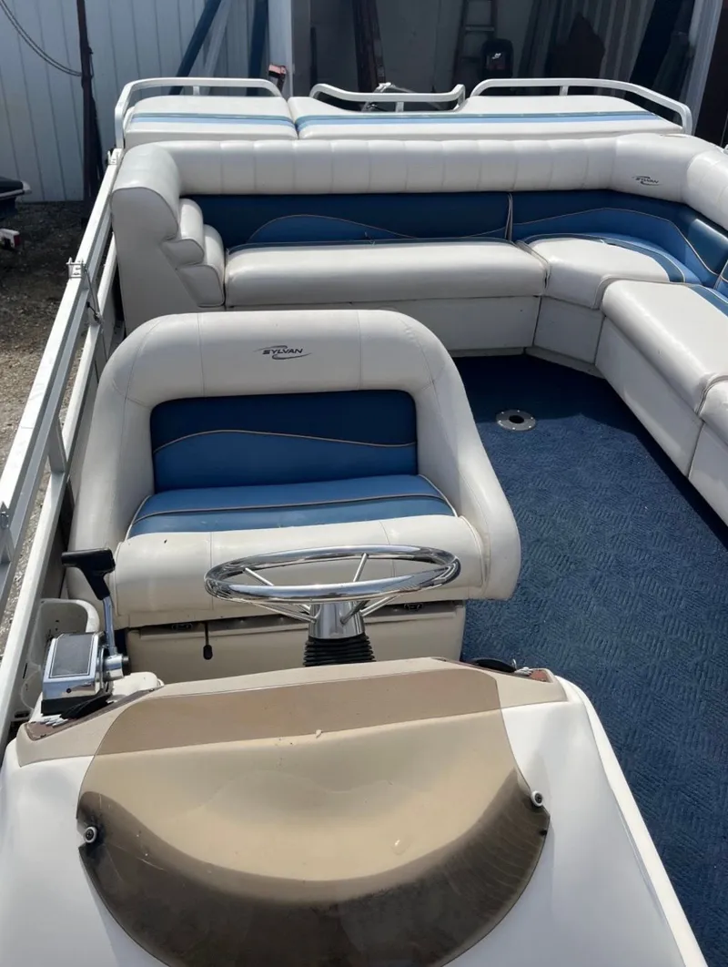 Slide: The Image of Interior of a 2001 Sylvan 8526 Capri pontoon boat. - 11