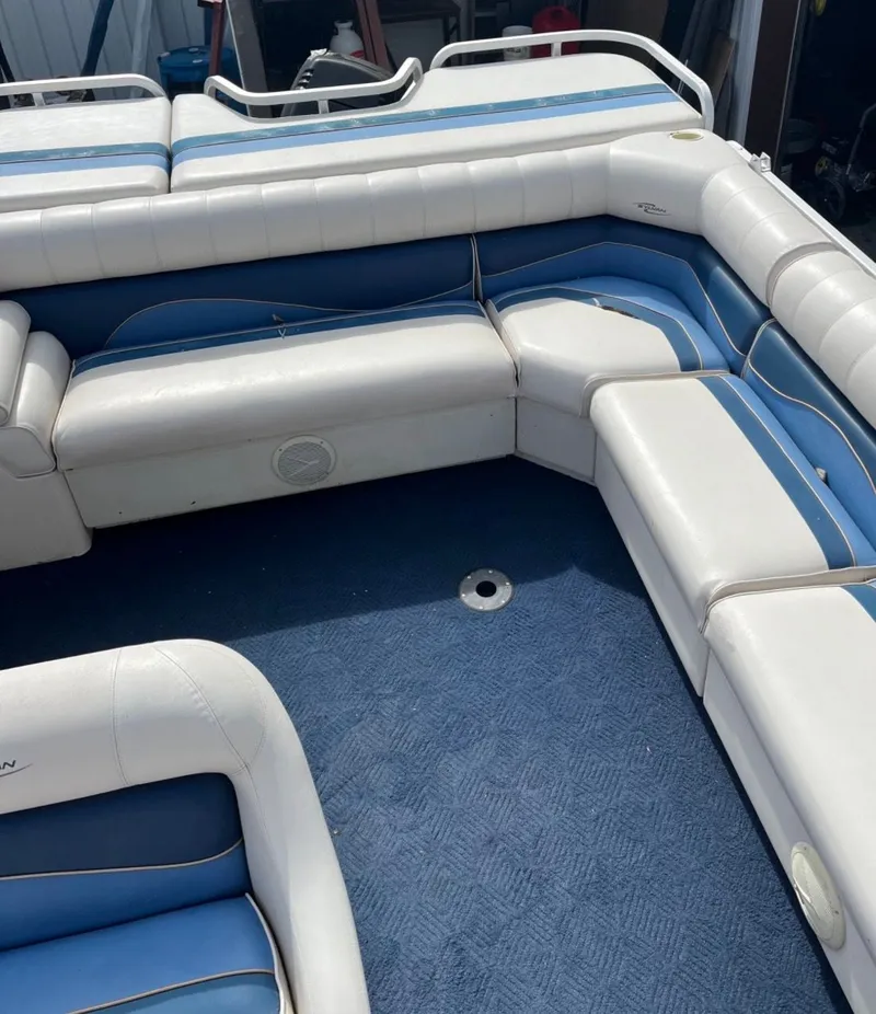 Slide: The Image of Interior of a 2001 Sylvan 8526 Capri pontoon boat. - 12