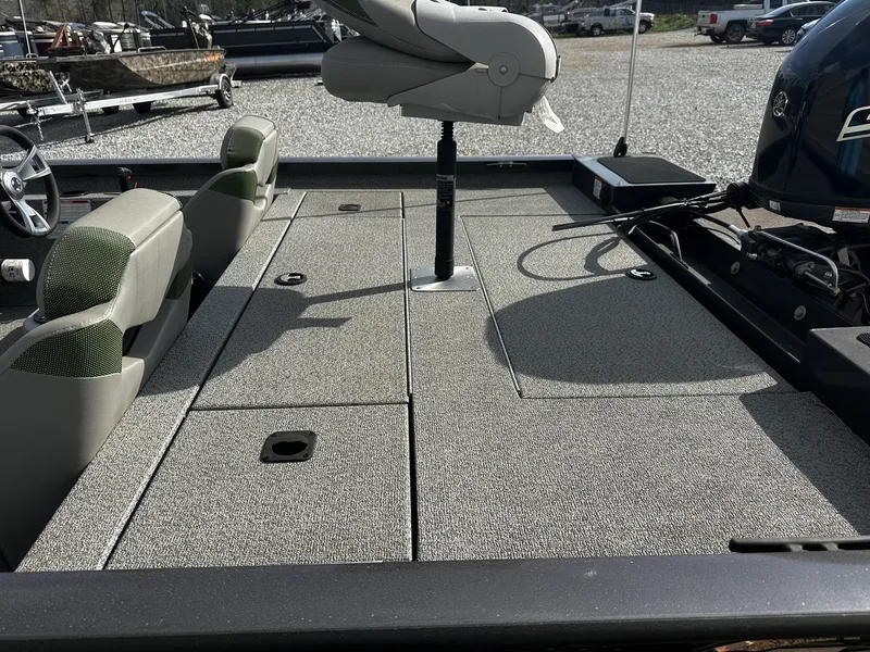 Slide: The Image of 2025 G3 Sportsman 1710 PFX boat interior with seat and motor. - 4