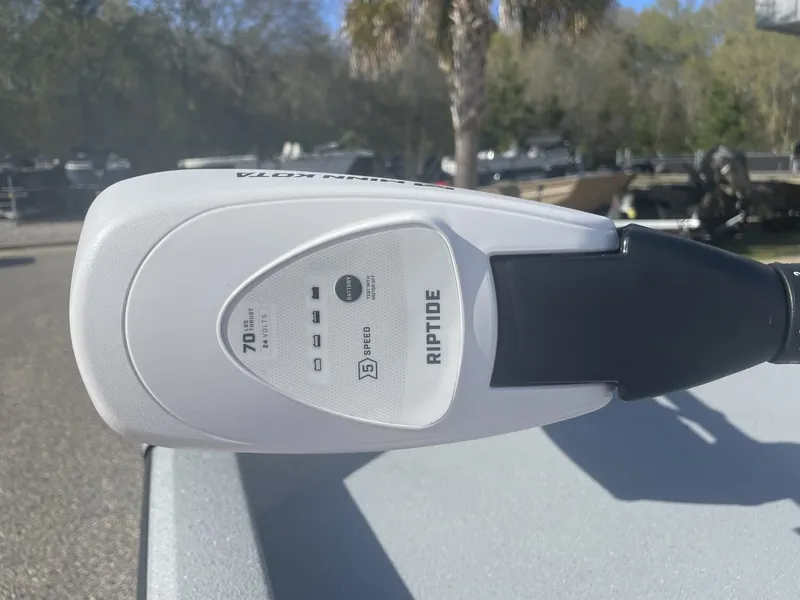 Slide: The Image of Minn Kota Riptide motor on Vexus Defender 201 BAY-SUZUKI 115SS, 2026. - 3