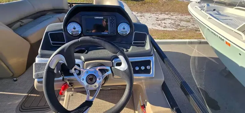 Slide: The Image of Interior view of a 2020 Regency 230 DL3 helm. - 8