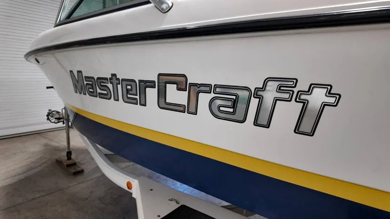 Slide: The Image of MasterCraft 205V 2001 - 17