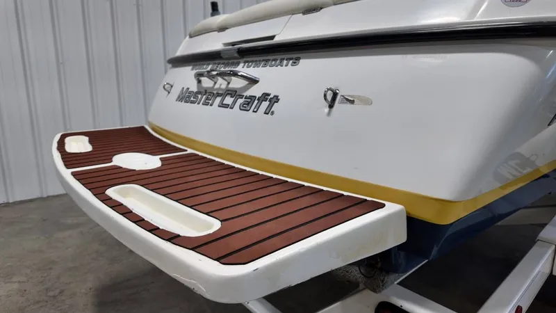 Slide: The Image of MasterCraft 205V 2001 - 7