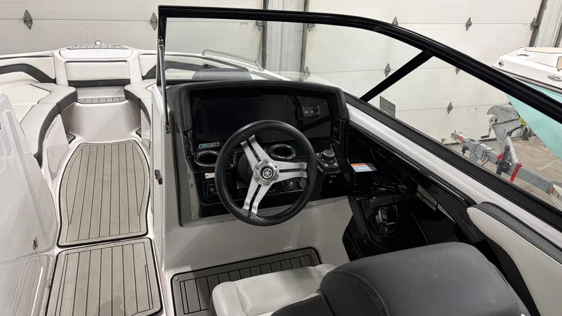 Slide: The Image of Yamaha 242SE 2020 - 16