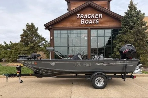 The Image of 2018 Lund 1875 Pro-V Bass boat on trailer outside Tracker Boats store. - 1