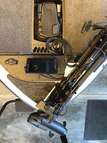 Slide: The Image of Nitro Z20 XL 2026 boat deck with controls and equipment. - 27