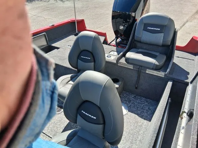 Slide: The Image of Tracker PRV 175CB 2026 - 10