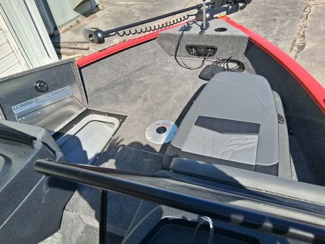 Slide: The Image of Tracker PRV 175CB 2026 - 11