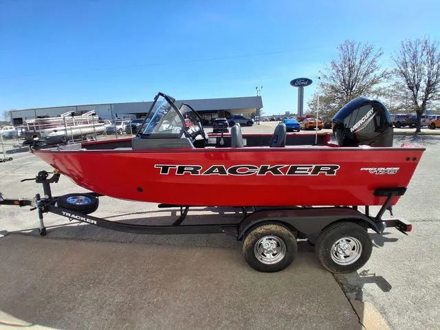 Slide: The Image of Tracker PRV 175CB 2026 - 15