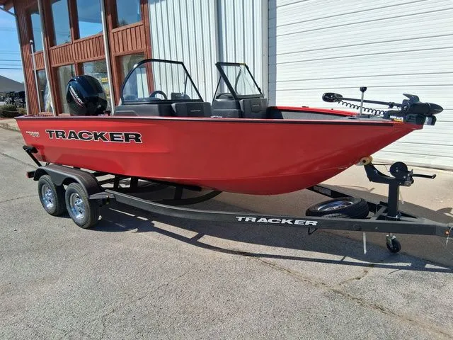 Slide: The Image of Tracker PRV 175CB 2026 - 18