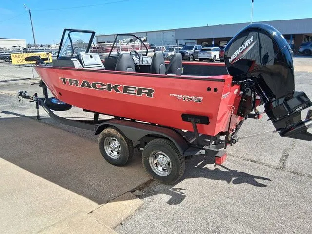 Slide: The Image of Tracker PRV 175CB 2026 - 6