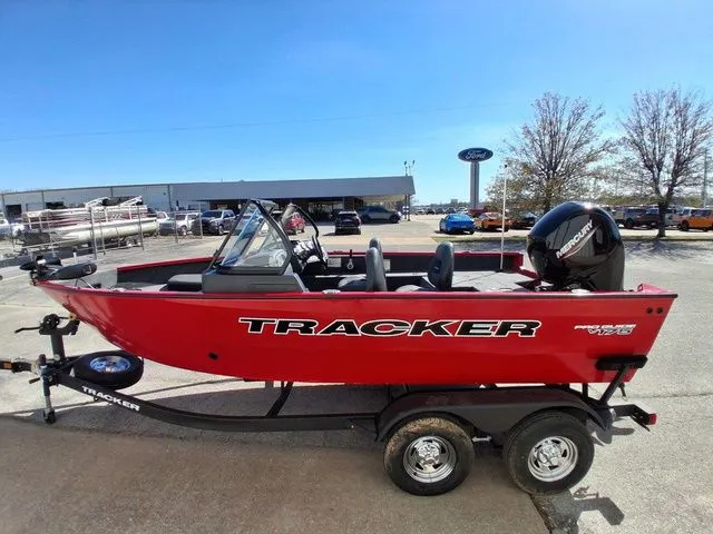 Slide: The Image of Tracker PRV 175CB 2026 - 8