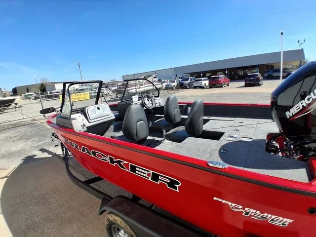 Slide: The Image of Tracker PRV 175CB 2026 - 9