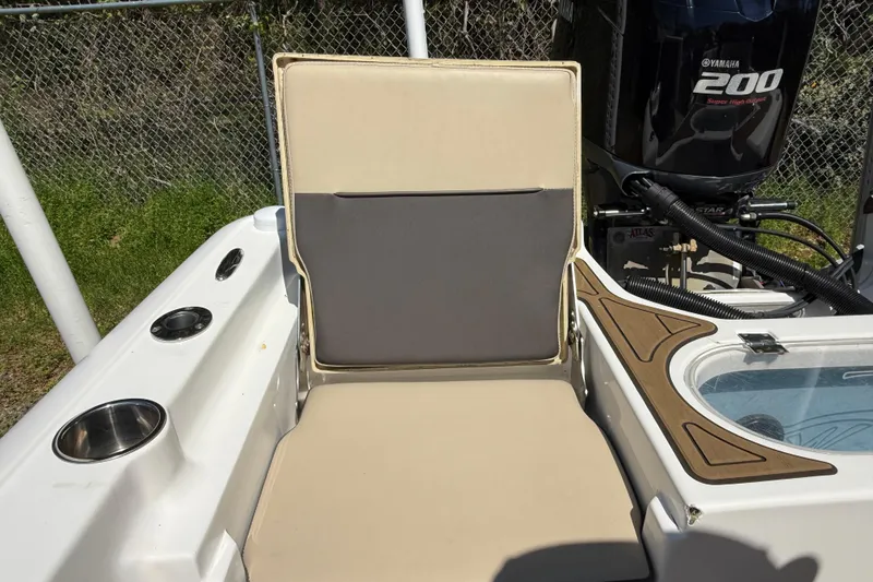 Slide: The Image of 2016 Tidewater 2110 Bay Max boat seat and Yamaha 200 engine detail. - 21