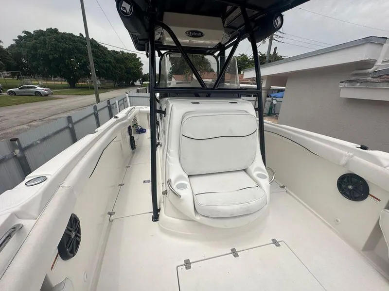 Slide: The Image of 2006 Wellcraft 32 CCF boat interior with white seating and black frame. - 25