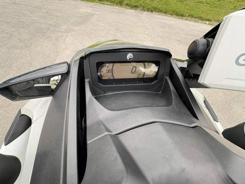 Slide: The Image of Sea-Doo FISH PRO 170 2021 - 22