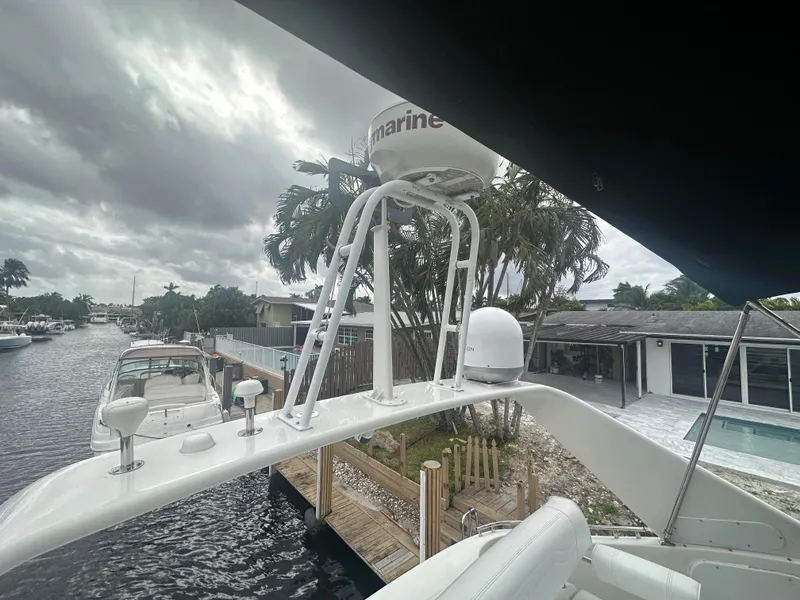 Slide: The Image of 2005 Carver 36 Super Sport yacht docked by waterfront homes. - 11