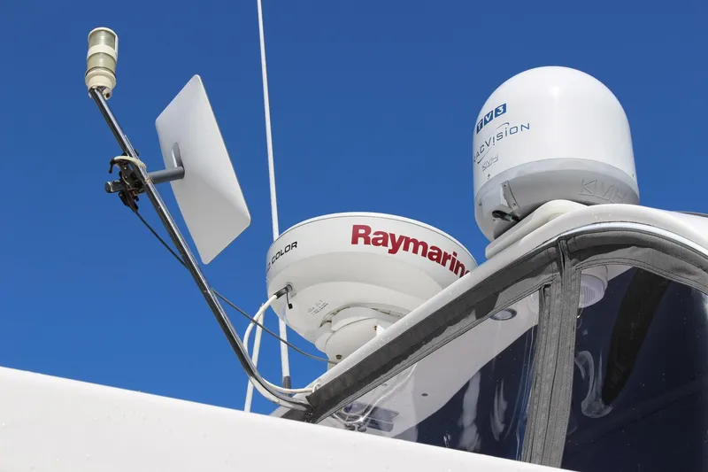 Slide: The Image of Radar and satellite equipment on a 2007 Jefferson 45 Motor Yacht against a clear blue sky. - 28