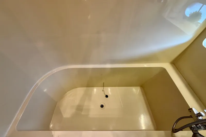 Slide: The Image of Luxurious bathtub in Horizon 92 yacht, featuring sleek design and modern fixtures. - 93