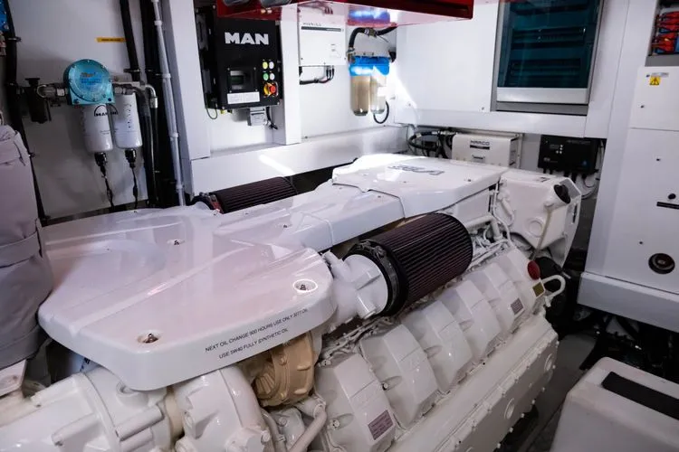 Slide: The Image of 2020 Sunseeker 76 Yacht - Image 76 - 76