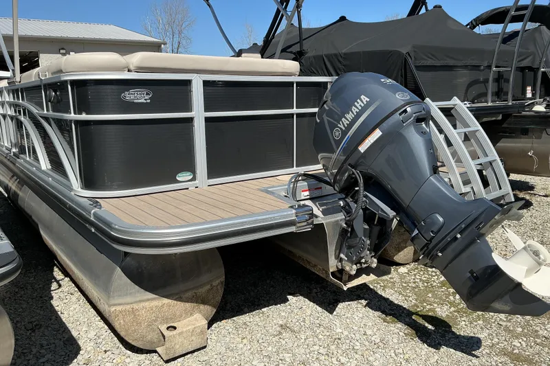 Slide: The Image of 2018 Bennington SX 21 SLXP pontoon boat with Yamaha outboard motor, docked outdoors. - 5