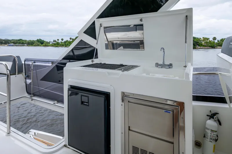 Slide: The Image of Outdoor kitchen on 2020 Galeon 550 Fly yacht with sink and grill. - 20