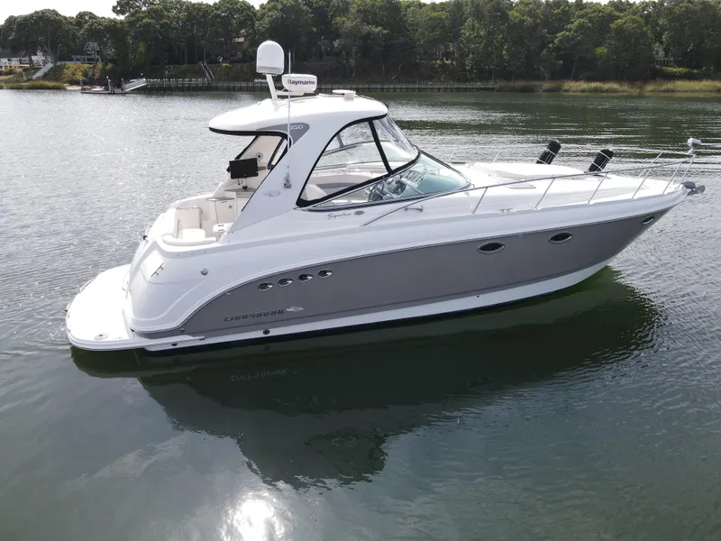 Slide: The Image of 2007 Chaparral Signature 350 yacht on calm water. - 7