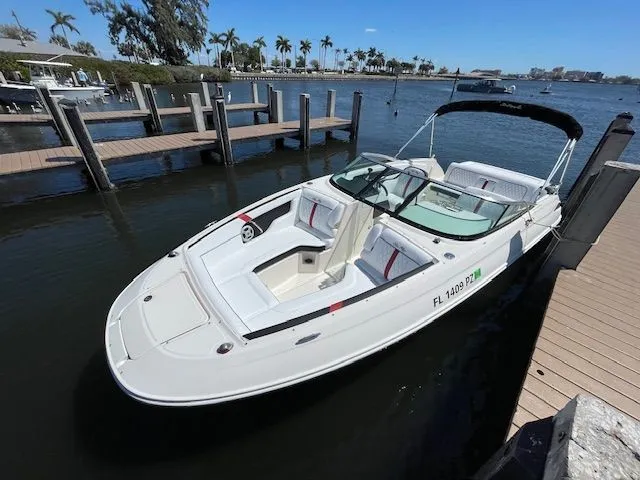 Slide: The Image of Sea Ray 240 Sundeck 2015 - 3