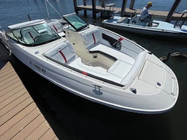 Slide: The Image of Sea Ray 240 Sundeck 2015 - 5