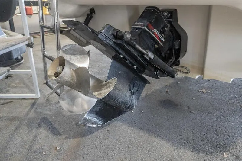 Slide: The Image of Propeller and drive of a 2002 Sea Ray 270 Sundeck boat. - 29