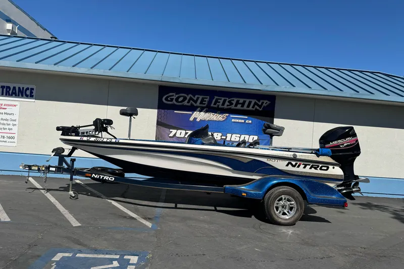 The Image of 2000 Nitro 901 CDX DC boat on trailer outside dealership. - 1