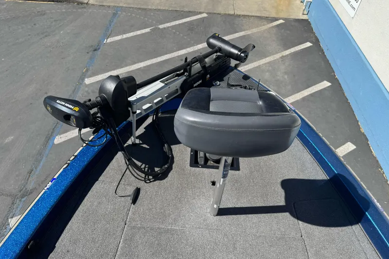 Slide: The Image of 2000 Nitro 901 CDX DC boat with trolling motor and seat on deck. - 10