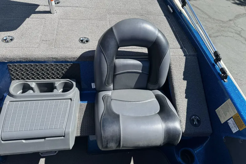 Slide: The Image of Boat interior of a 2000 Nitro 901 CDX DC with seating and cup holders. - 15