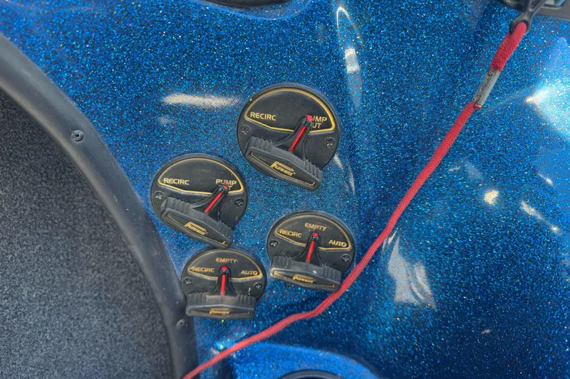 Slide: The Image of Control panel on a blue Nitro 901 CDX DC boat, 2000 model. - 17