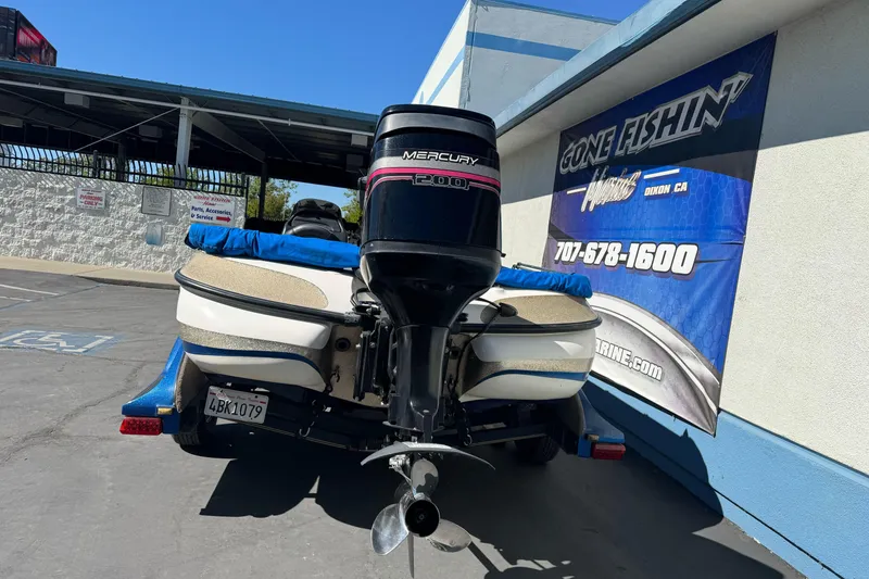 Slide: The Image of 2000 Nitro 901 CDX DC boat with Mercury 200 engine at dealership. - 7
