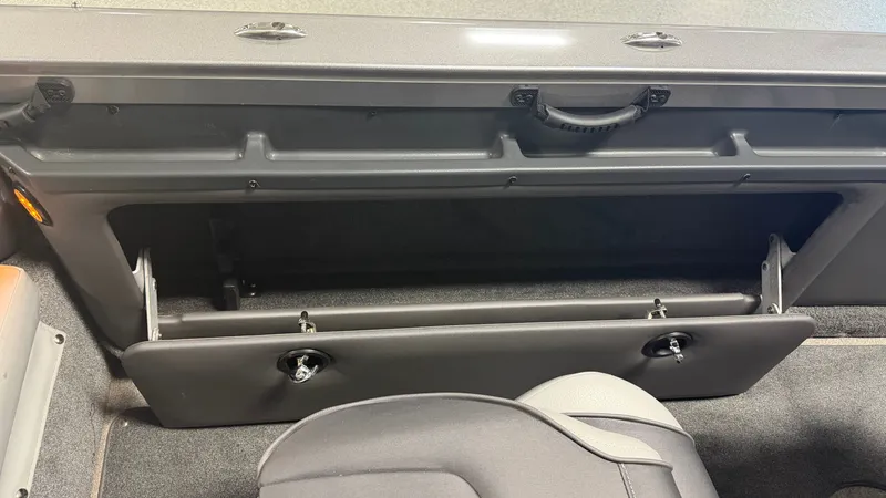 Slide: The Image of Crestliner 1950 Sportfish 2015 - 30