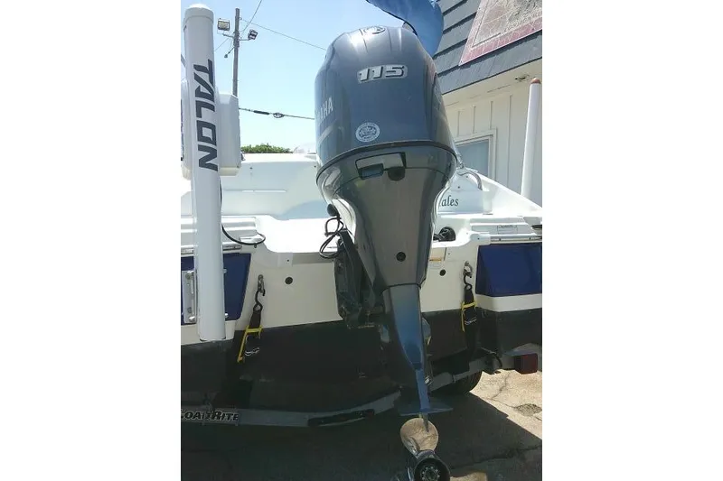 Slide: The Image of 2018 NauticStar 193 SC Deck boat with Yamaha outboard motor, rear view. - 10