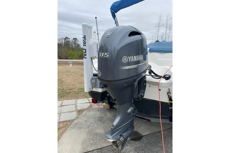 Slide: The Image of 2018 NauticStar 193 SC Deck boat with Yamaha 115 outboard motor. - 8