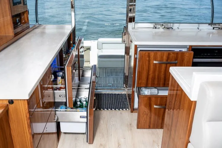 Slide: The Image of 2021 Riviera 575 Suv - Image 24 - 24